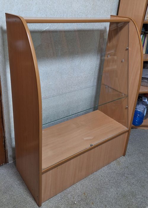 Стильная и удобная торговая витрина из ламинированного дерева