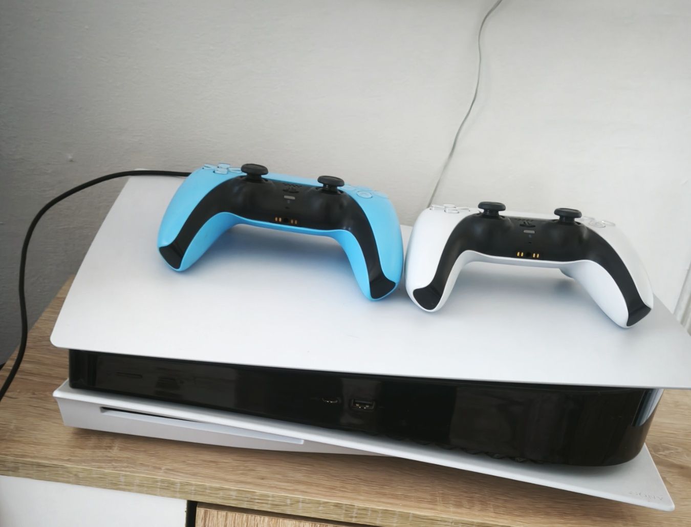 Продавам PlayStation 5 (825GB SSD) + 2 джойстика + 2 игри