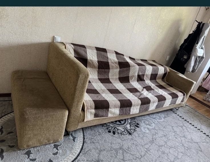 Отдам бесплатно диван для гостиной