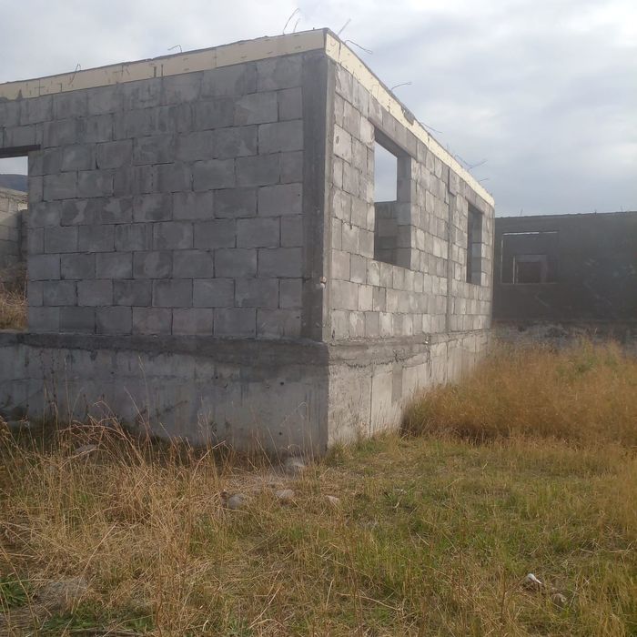 Азат ауылында 8соток жер телымы сатылады , трассага жакын орналаскан..