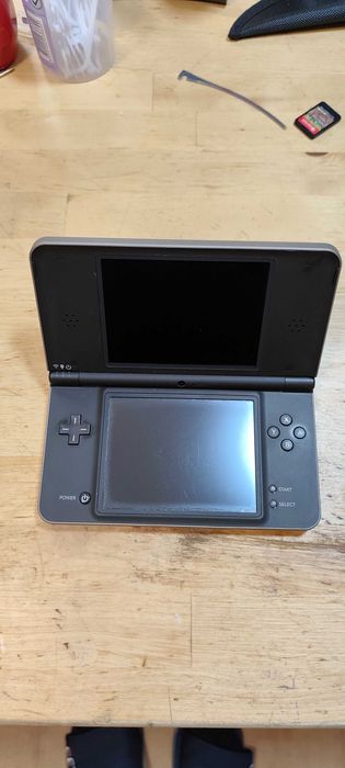 a doua consolă Nintendo DSi XL fără încărcător