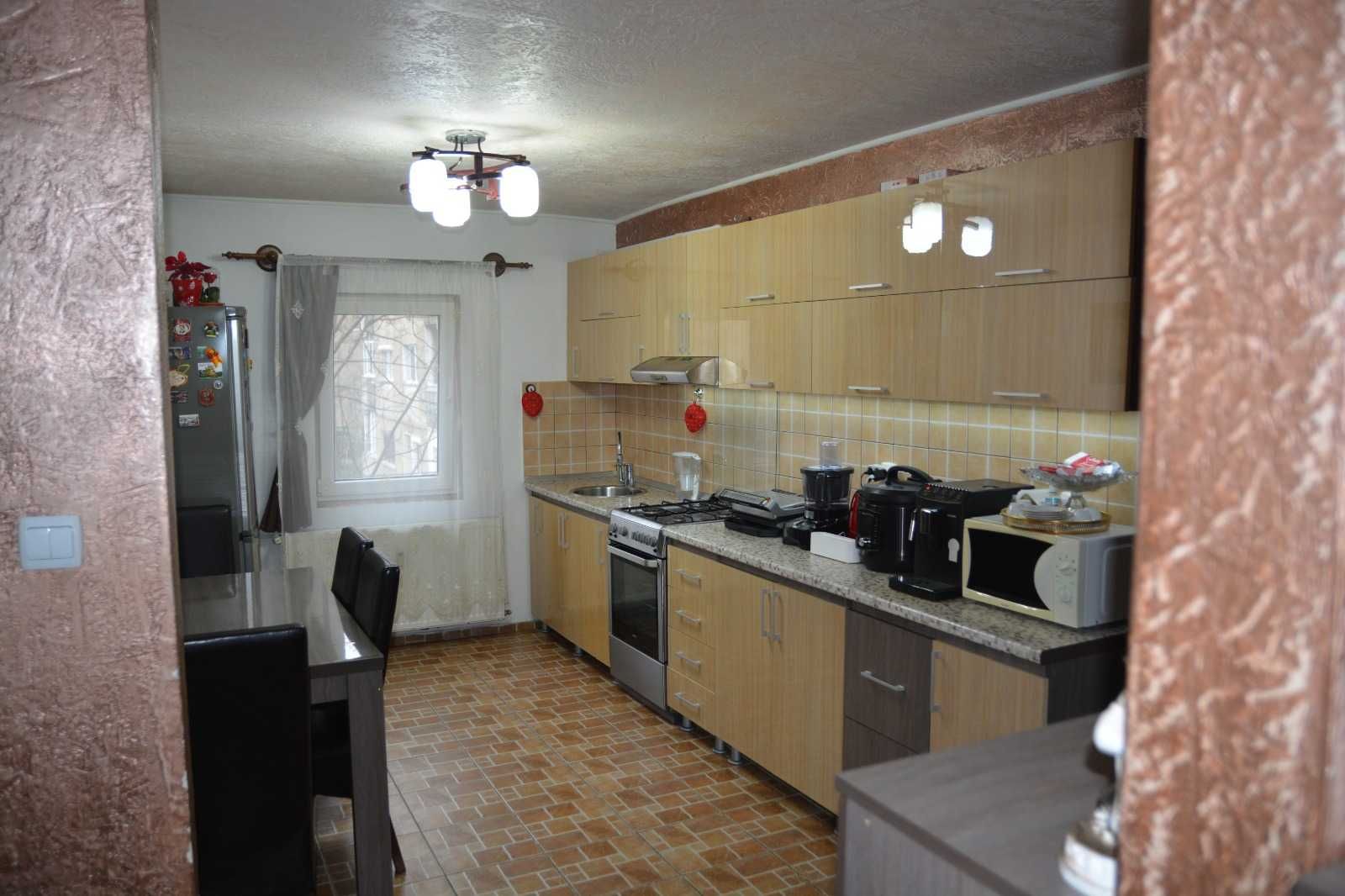 Închiriez apartament 3 camere