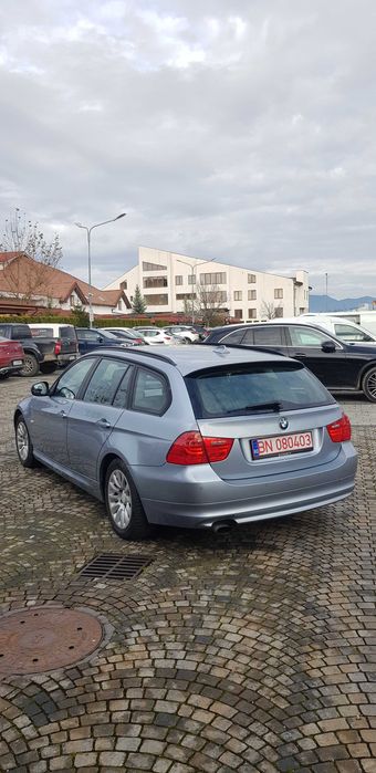 Bmw 318 an 2010 .
