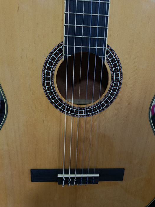 Gitara sotiladi yangi