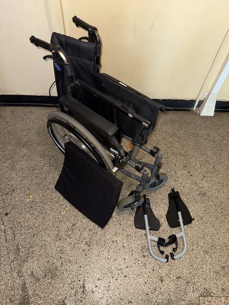 Carut scaun rulant medical batrani handicap dizabilitati (ca nou)