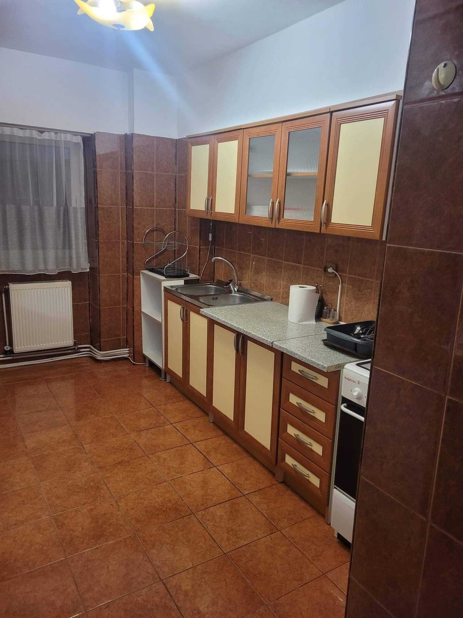 Inchiriez apartament cu 3 camere