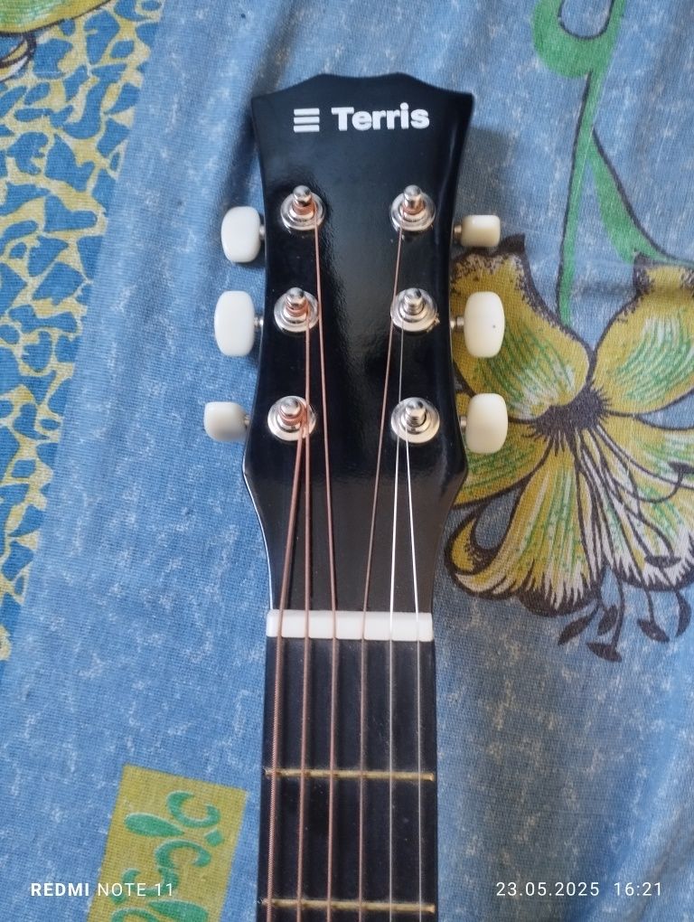 Gitara TERRIS sotiladi