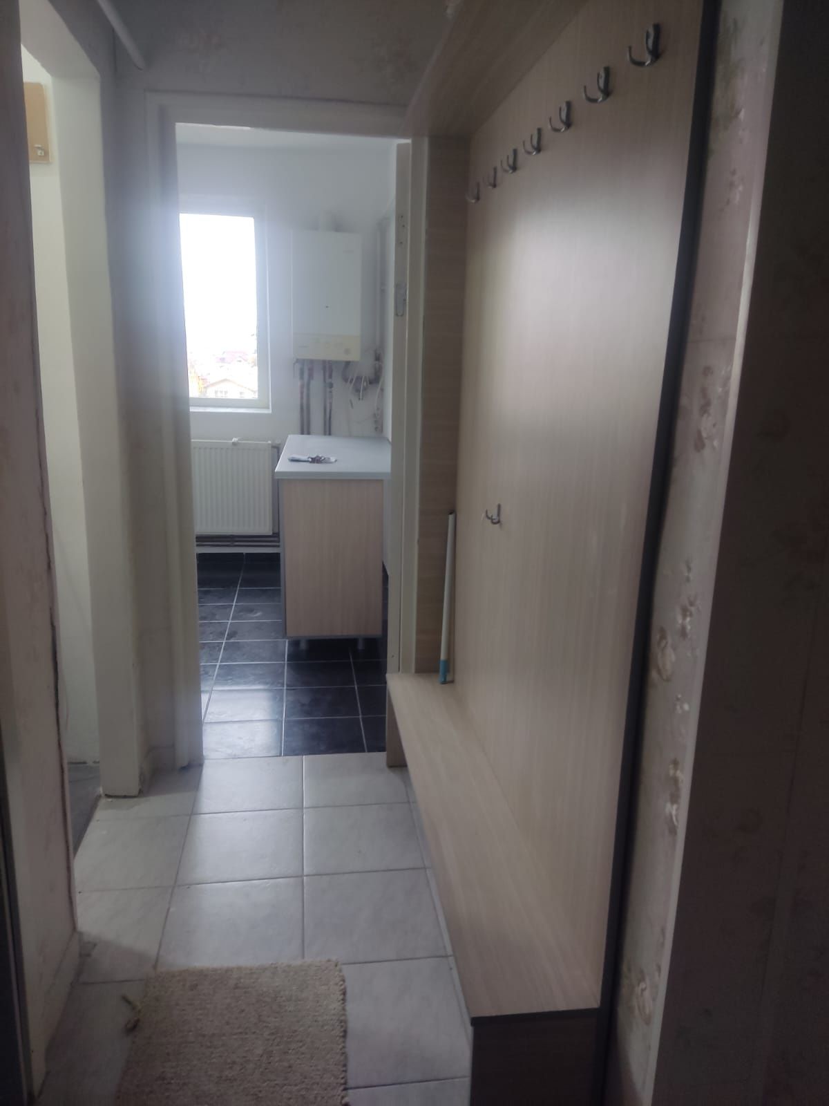 Închiriez apartament cu 2 camere