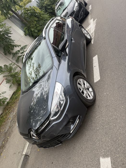 Vand Renault Clio 4 ,motor 0.9 turbo ,modelul Limited !