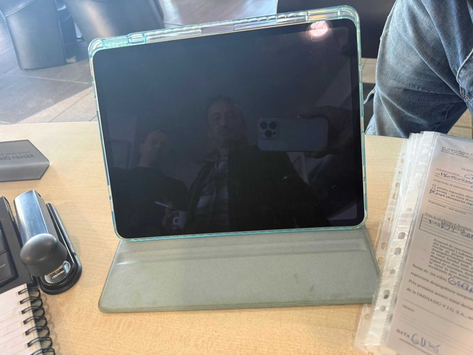 Vand Ipad AIR 13 128gb 100% baterie ca nou + husa cadou 2024