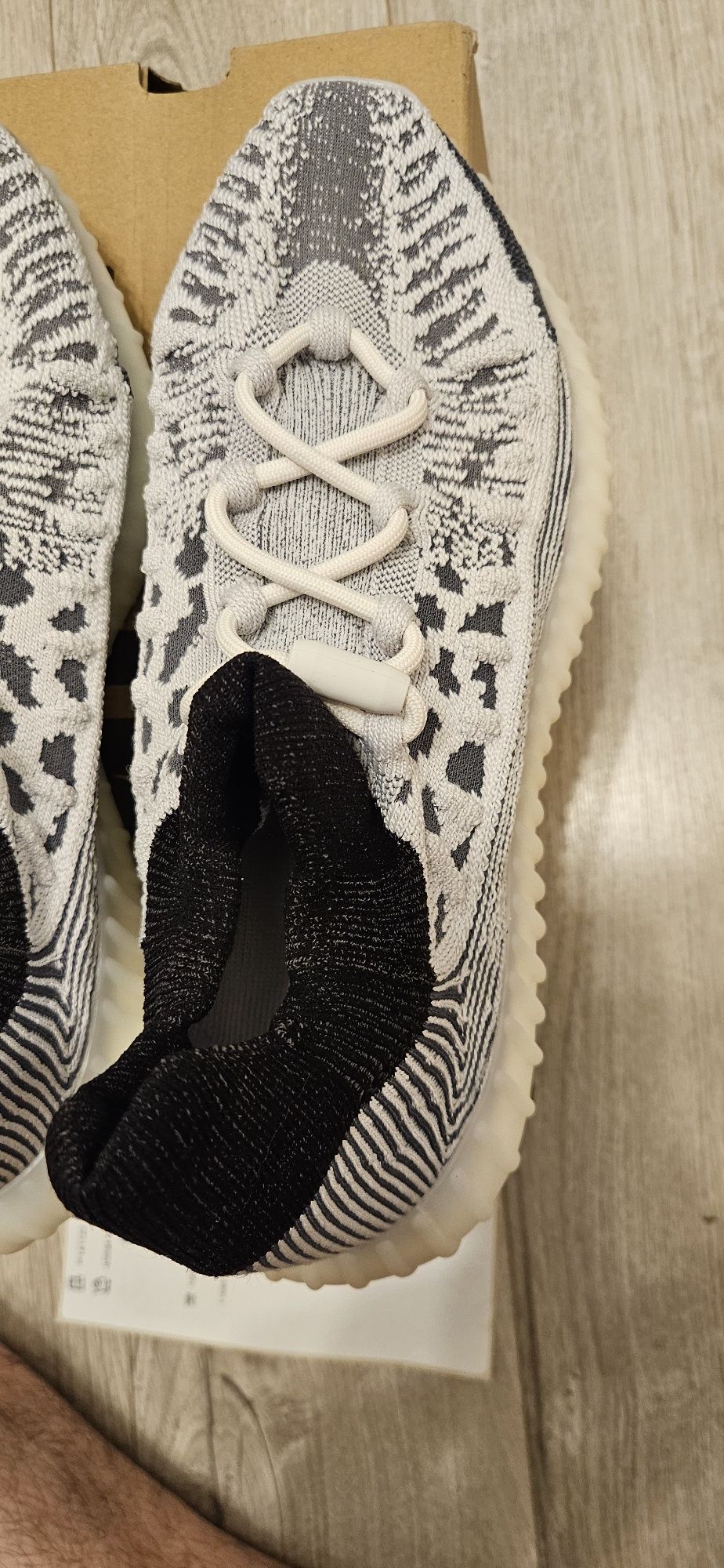 Yeezy  350 V2 Cmp Slate White 9.5 44.
Yeezy 350 V2 Cmp Slate White 9.5