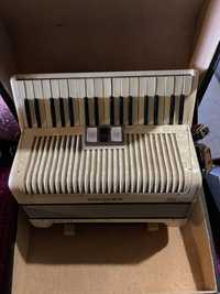 Vand acordeon Arietta  cu Trei registre 72 de Bași