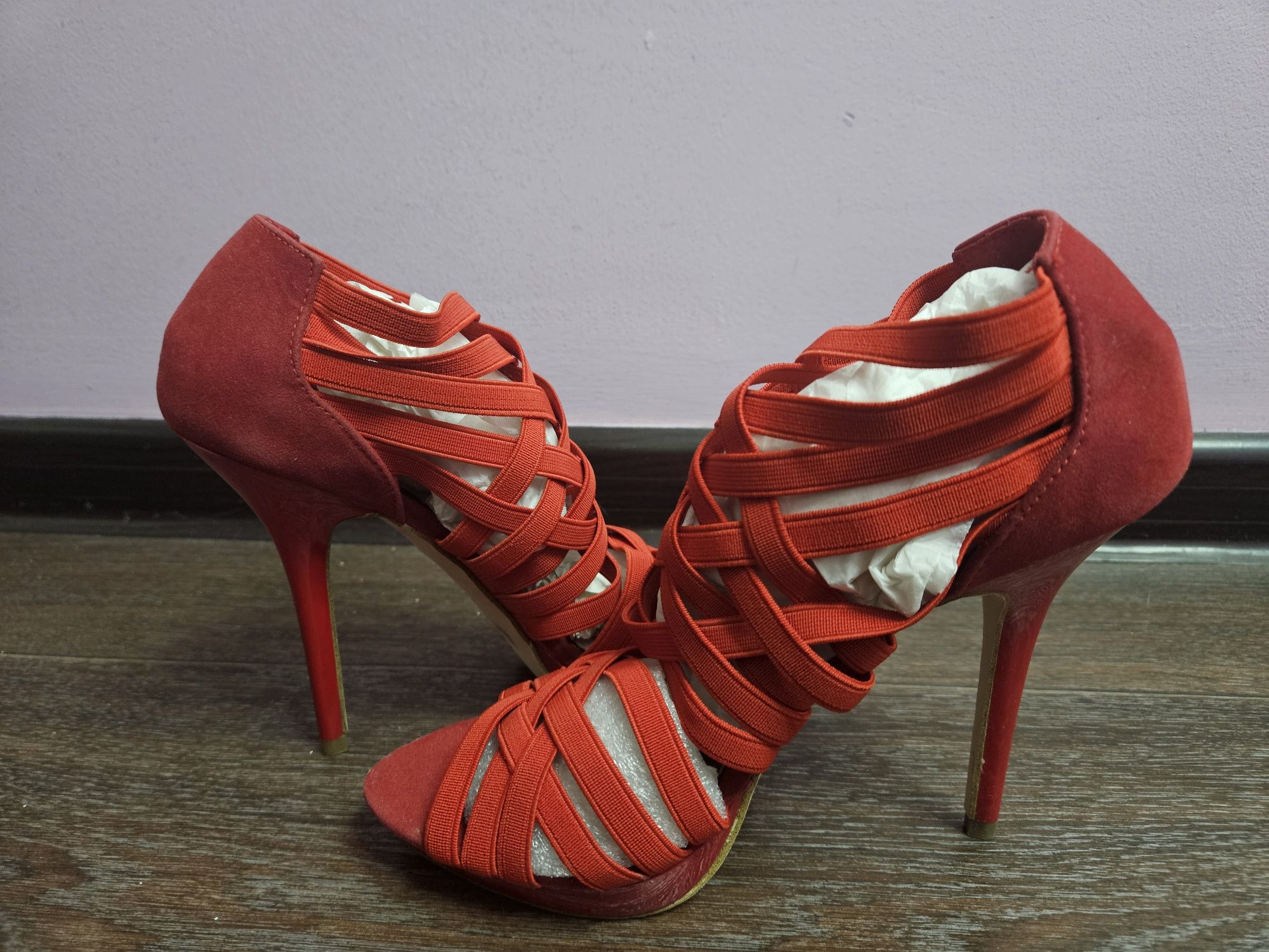 Красные туфли на шпильке летние открытые на резинках