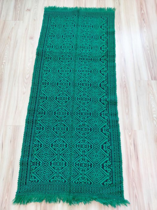Ръчно тъкано вълнено килимче/постелка с ресни