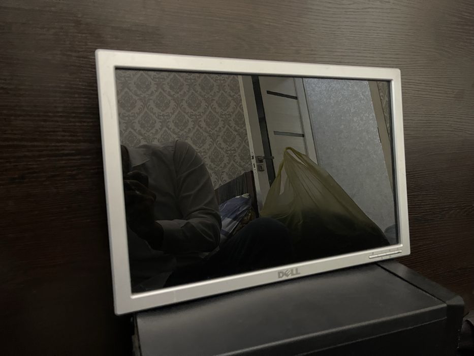 Dell monitor glansviy ekran