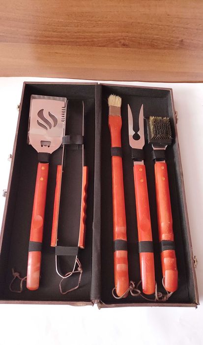 Комплект големи масивни кухненски прибори за готвене в дървен куфар