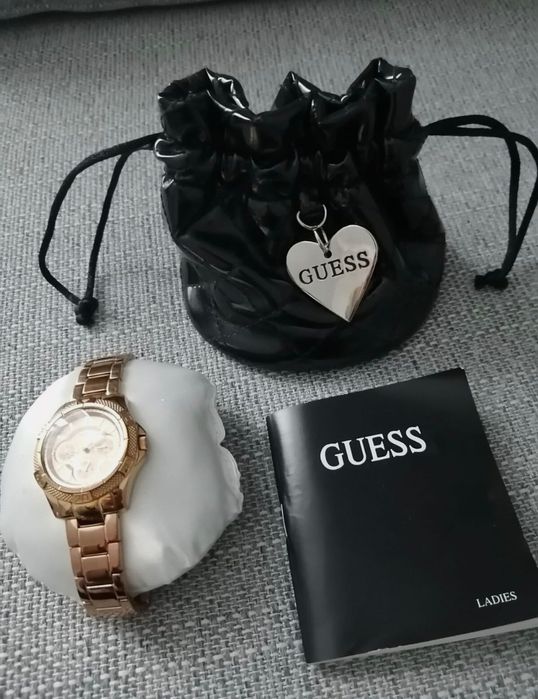 Дамски часовник GUESS W0235L3