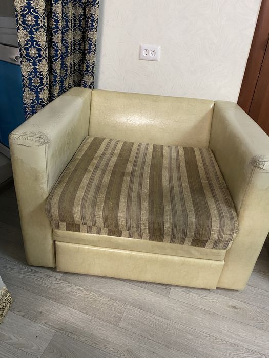 Старый диван и кресла