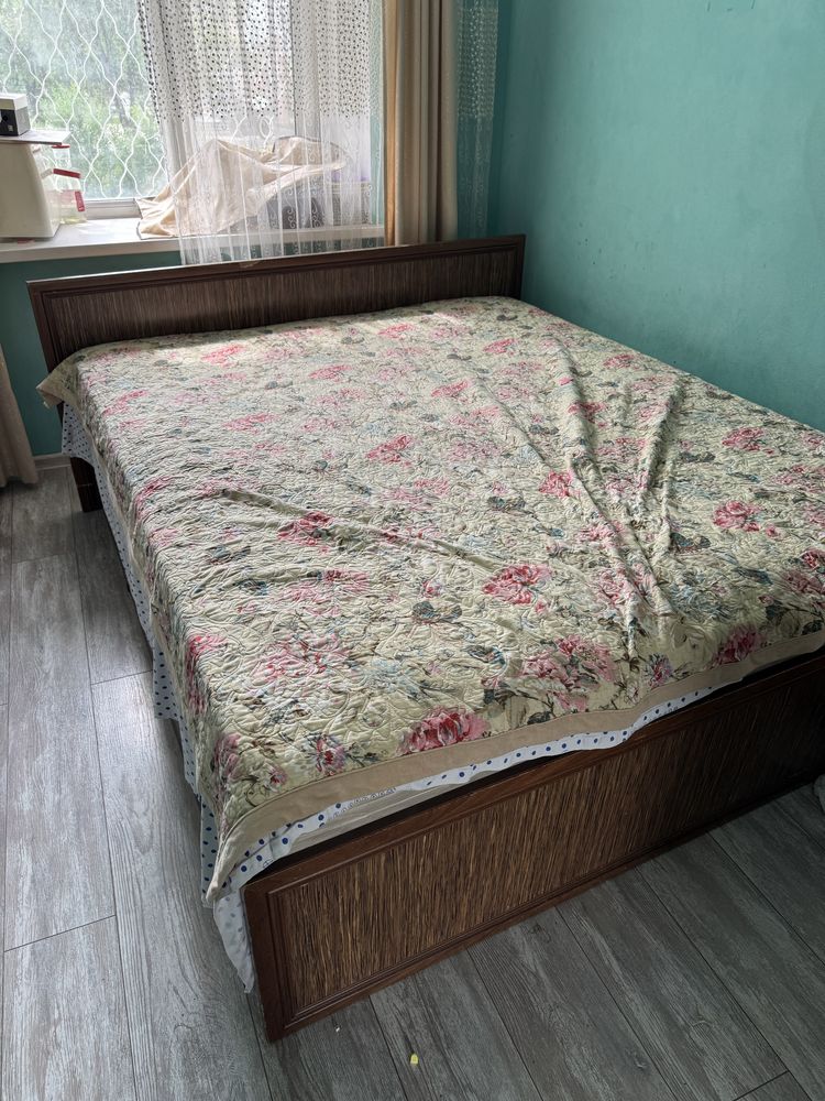 Кровать комод две тумбы матрац