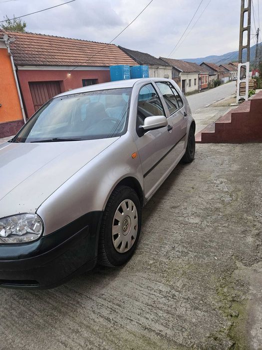 Vând golf 4 motor benzina 1.4 an 2004