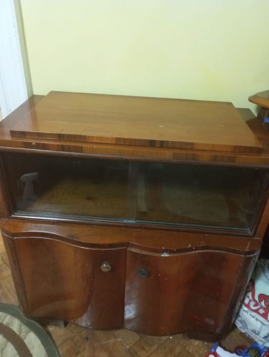 Vând dulăpior cu TV