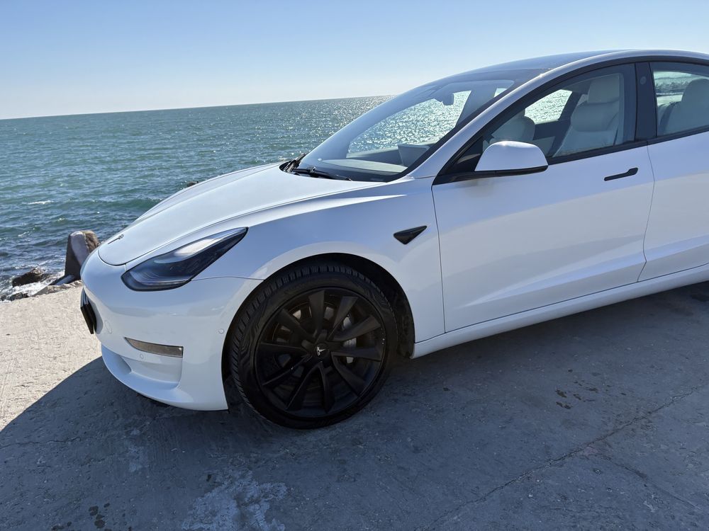 автомобил Tesla с шофьор
