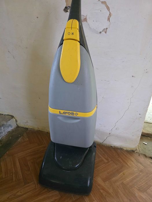 Vând aspirator profesional Lavor Sprinter – folosit