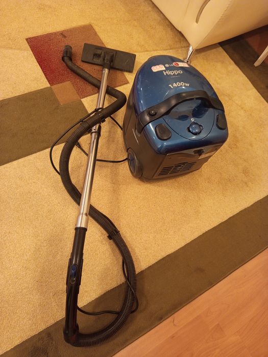 Продаётся ( пылесос моющий ) .