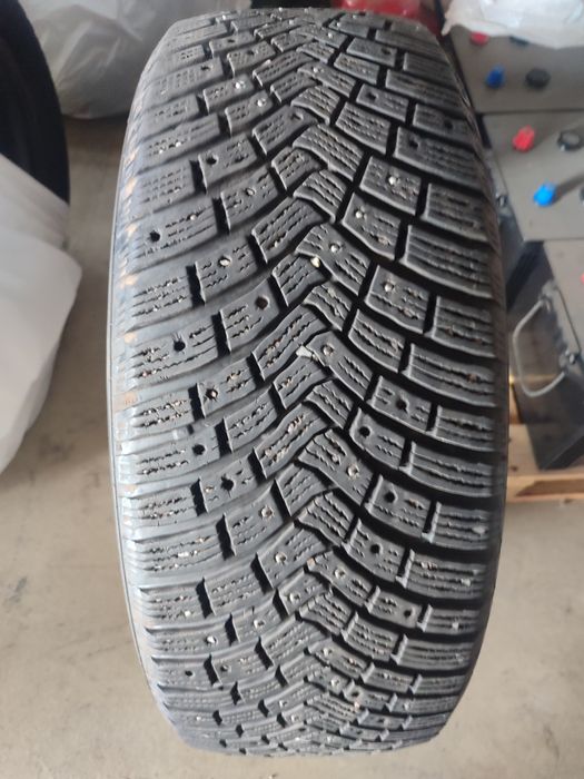 Продам шины резину шипованые Continenta в хорошем состоянии l