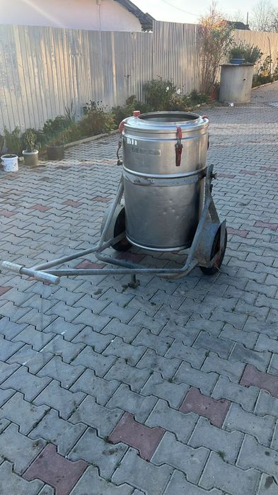 Vând bidon de lapte de inox 160L