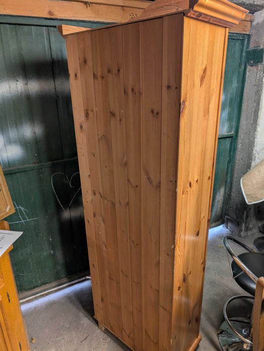 Масивен шкаф за вино и алкохол – стил, функционалност и характер!