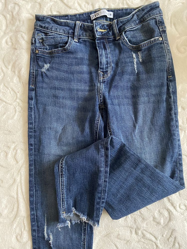 Blugi Zara.