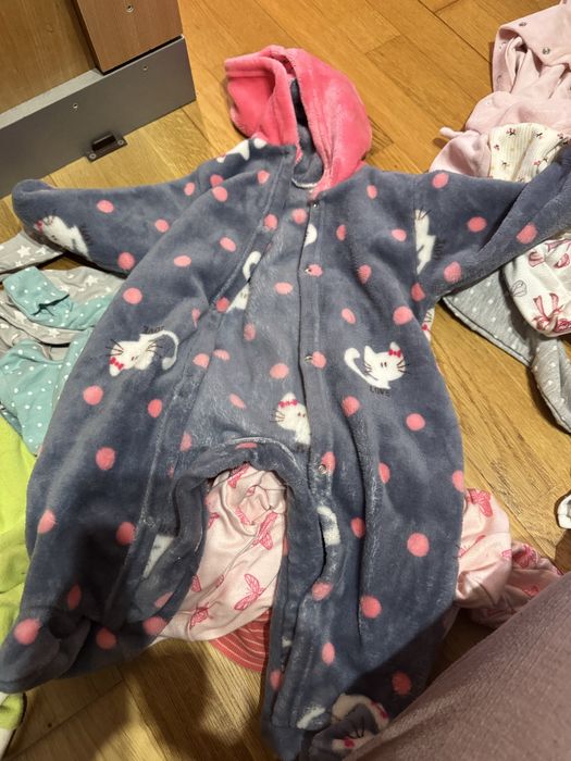 Продавам голяма чанта с детски дрехи