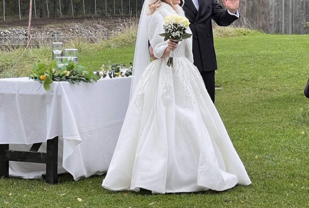 Rochie mireasa in stare perfecta inaltime 156 si 12 cm tocuri