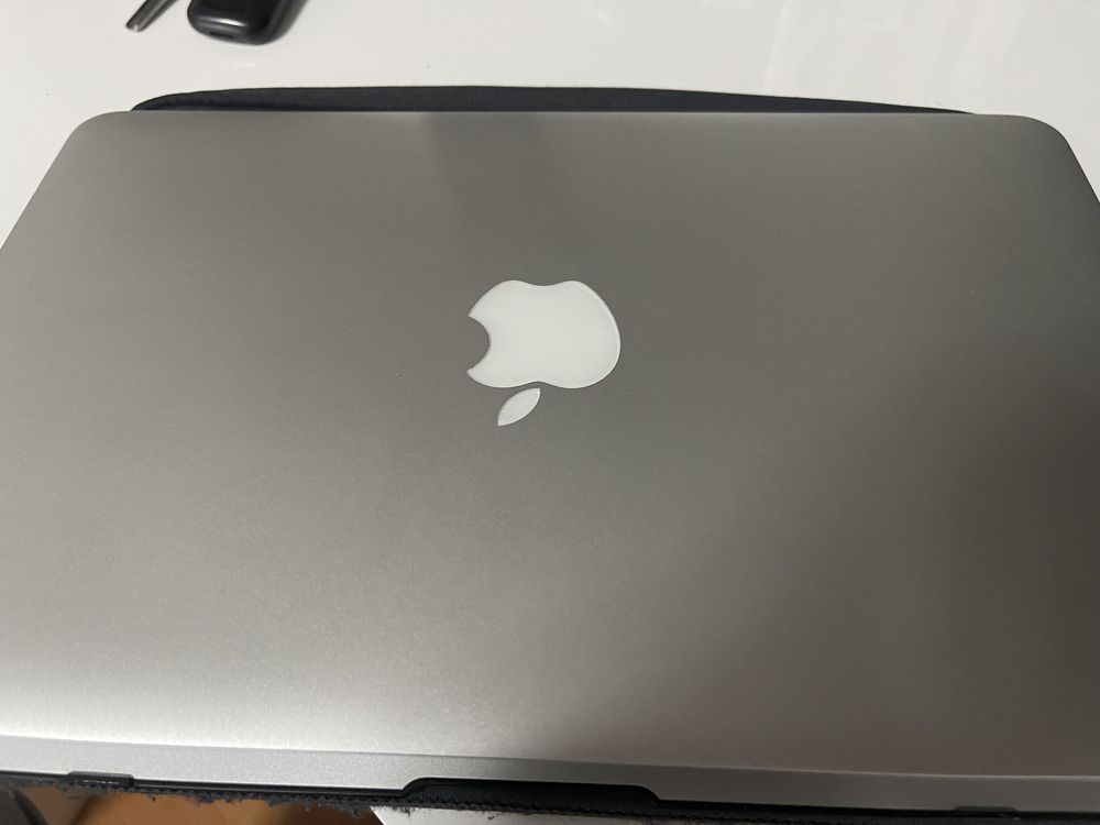 Vand macbook air 11,6 inch 2015 - i5 - 4gb ram