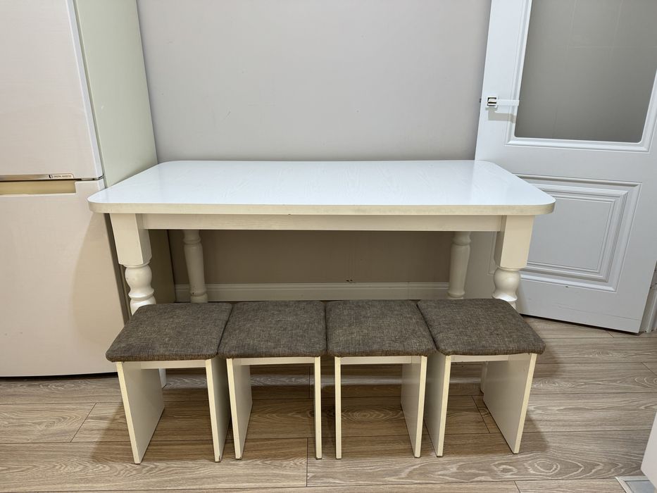 Кухонный стол со стульями