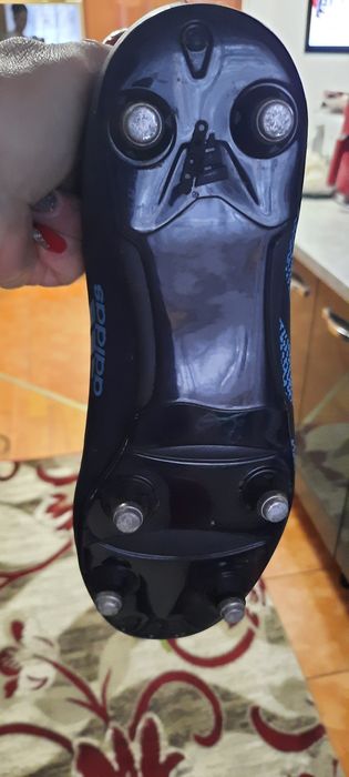 Adidași originali made in Taiwan  cu crampoane de metal pe filet  deta