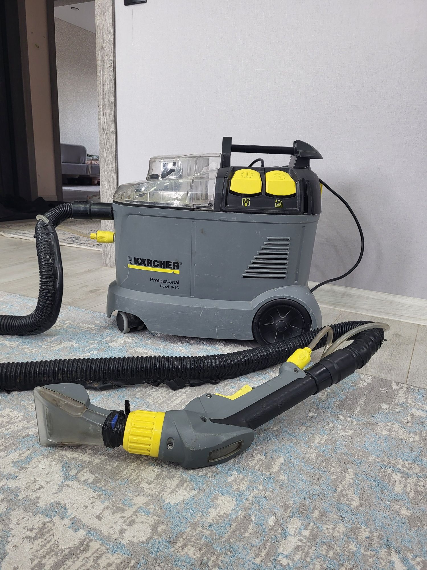 Karcher Puzzi 8/1c моющий пылесос