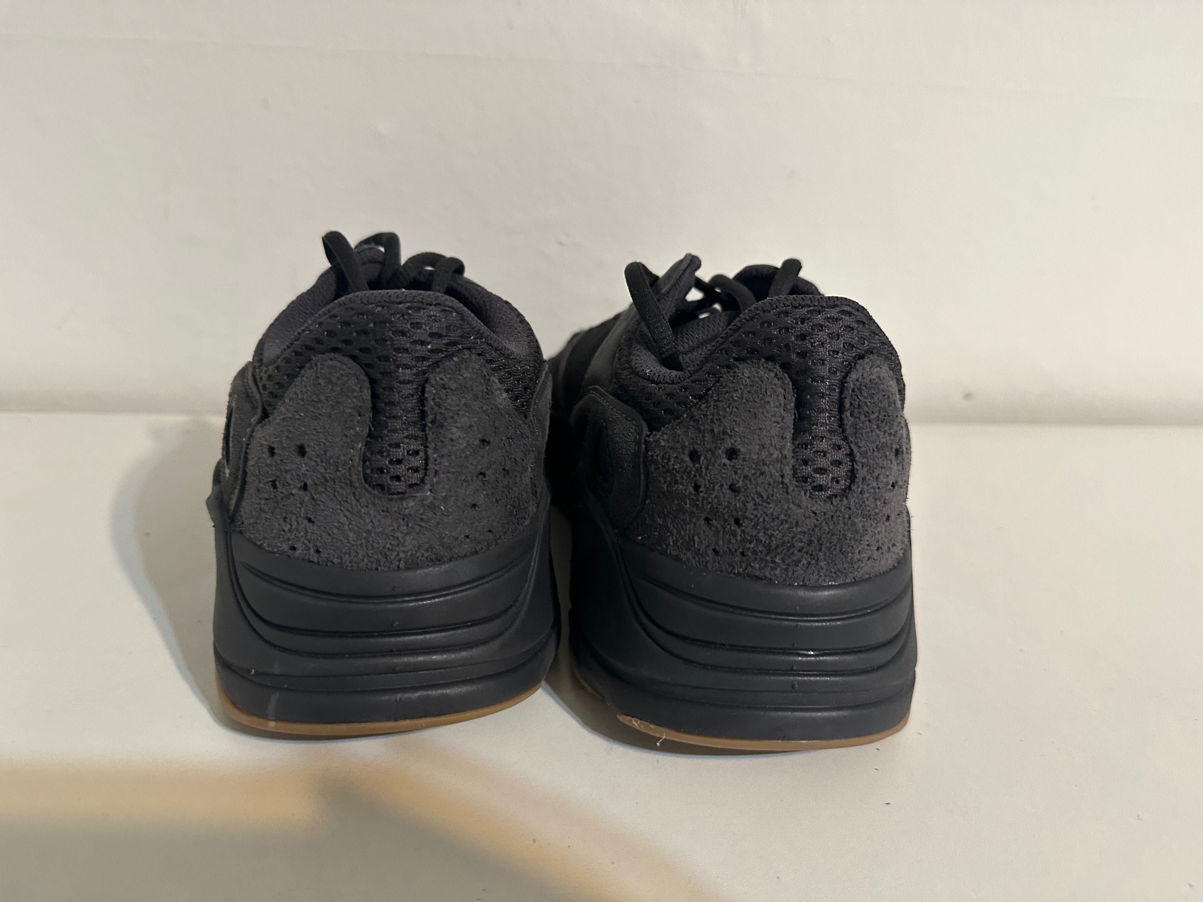 2 x Yeezy 700 Utility Black Adidas Original