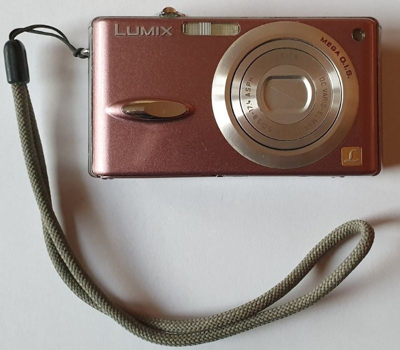 Panasonic LUMIX DMC-FX8 5.0MP Digital Camera, Leica Lens and carry cas