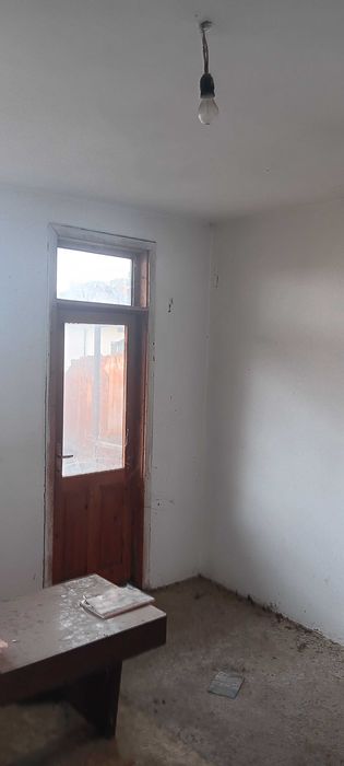 Продава триетажна Къща, град Луковит, област Ловеч, без комисионна.