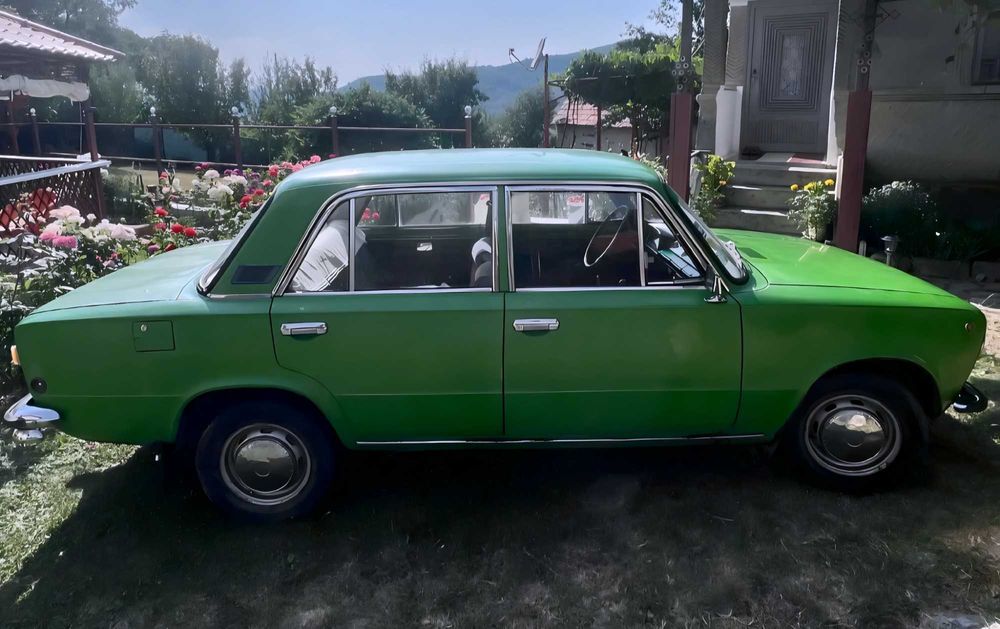 Oldtimer Lada 1200S 1982, clasic de colecție cu piese rare de schimb