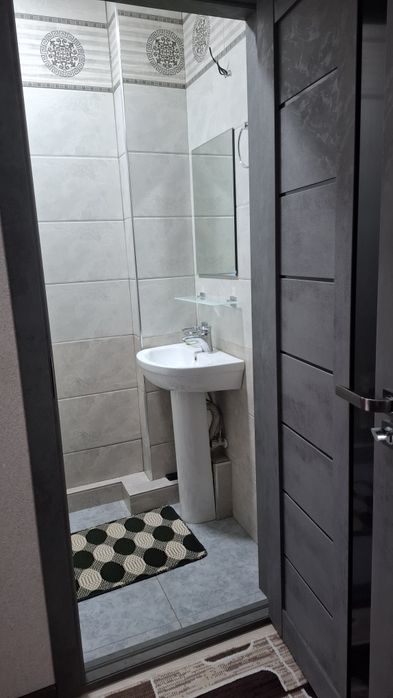 Sheriklikka YEVRO REMONT YANGI 2 xonali kvartira, QIZLARGA!!