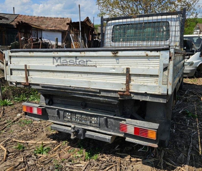 Dezmembrez Renault Master 2.5 tdi