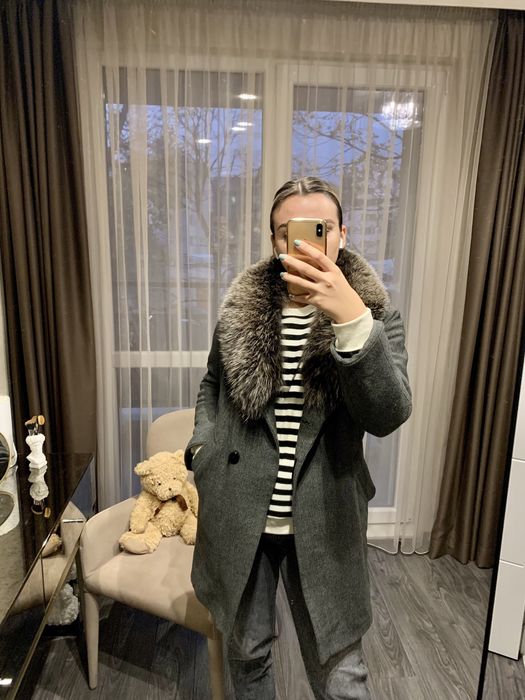 Елегантно палто с подвижна пухена яка