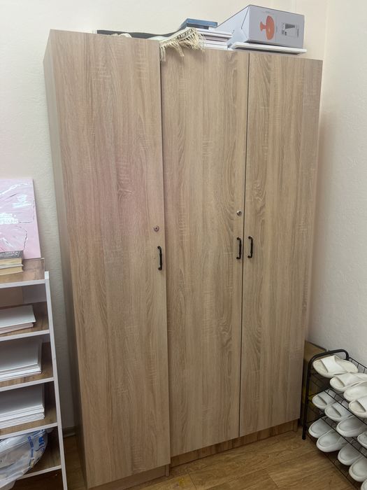 Распашной шкаф, один пенал и парта