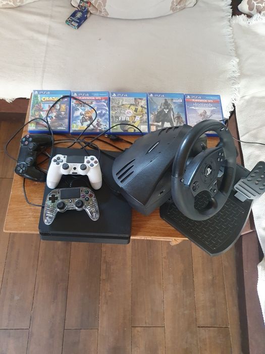 Vand PS4 Cu 2 controlere+volan și pedale