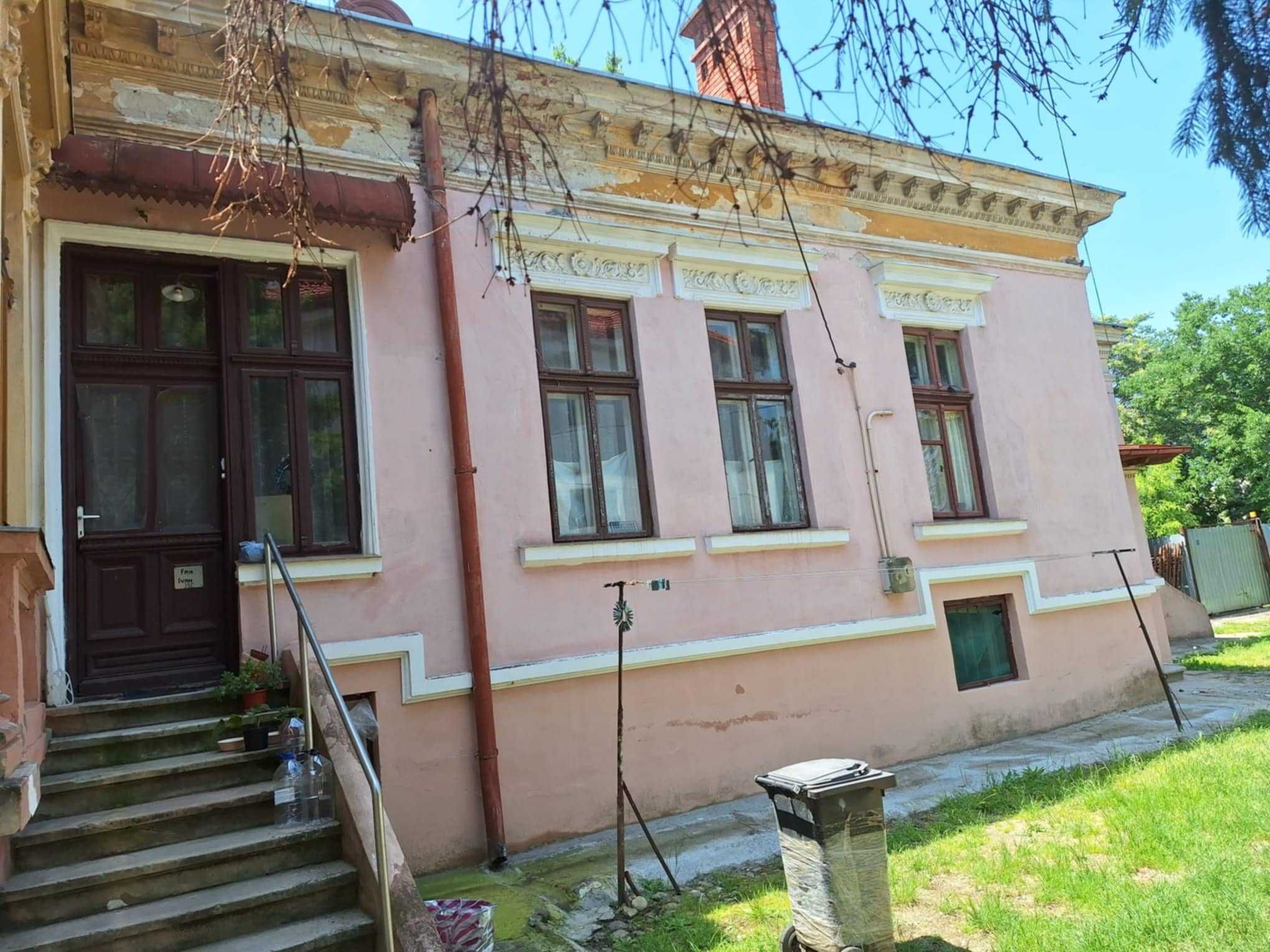 Vand corp de casa (146 mp+230 mp teren), arhitectura deosebita, centru