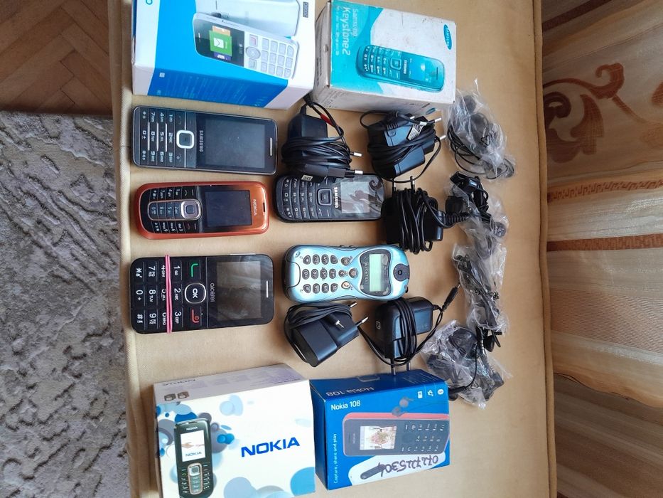 Vând  set de telefoane cu taste,fiind dotate cu încărcător și căști.