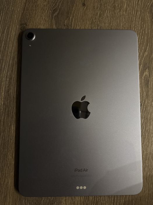 iPad Air 5 (2022) — рабочий, с поврежденным экраном